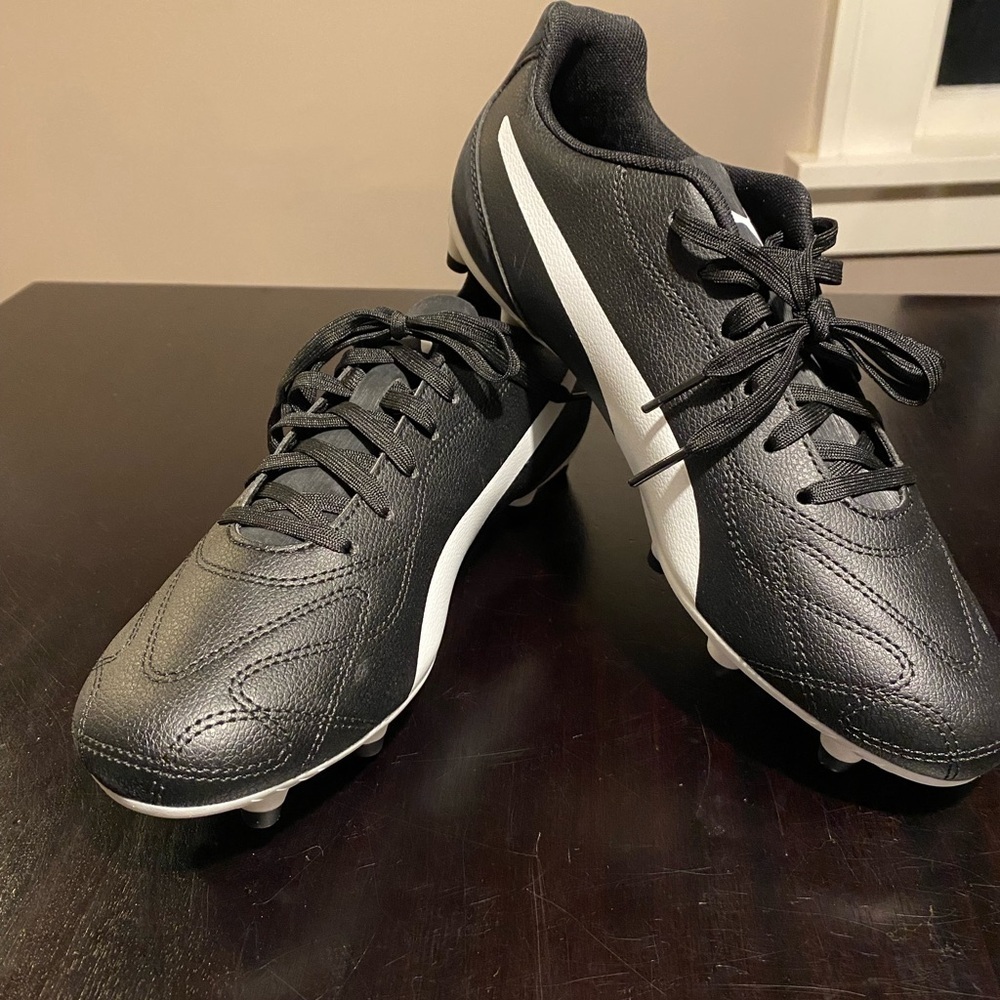 Puma Monarch II men’s technical sport shoe cleat. New w/out box. Size 9.